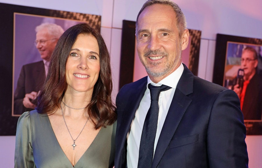 Ex-Gladbach-Trainer Adi Hütter (r.) mit seiner Frau Sabine bei der Leonidas Sportlerwahl-Gala am 30. März 2023 in Salzburg. Hütter umart auf dem roten Teppich seine Sabine.