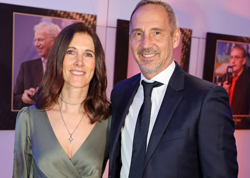 Ex-Gladbach-Trainer Adi Hütter (r.) mit seiner Frau Sabine bei der Leonidas Sportlerwahl-Gala am 30. März 2023 in Salzburg. Hütter umarmt auf dem roten Teppich seine Sabine.