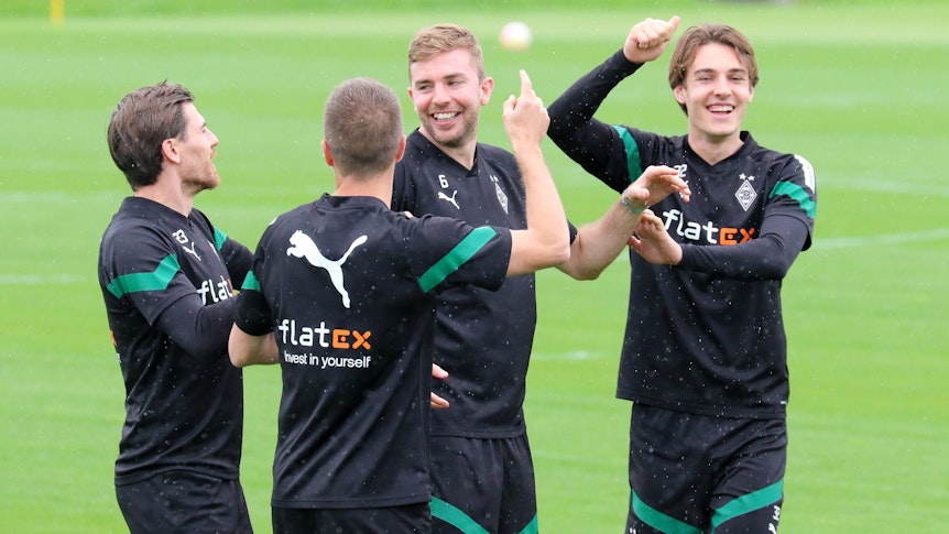Die Gladbach-Profis Jonas Hofmann, Patrick Herrmann, Christoph Kramer und Florian Neuhaus (v.l.n.r.) am Dienstag (9. Mai 2023) beim Vorbereitungsstart im Borussia-Park auf das Bundesliga-Duell bei Borussia Dortmund.