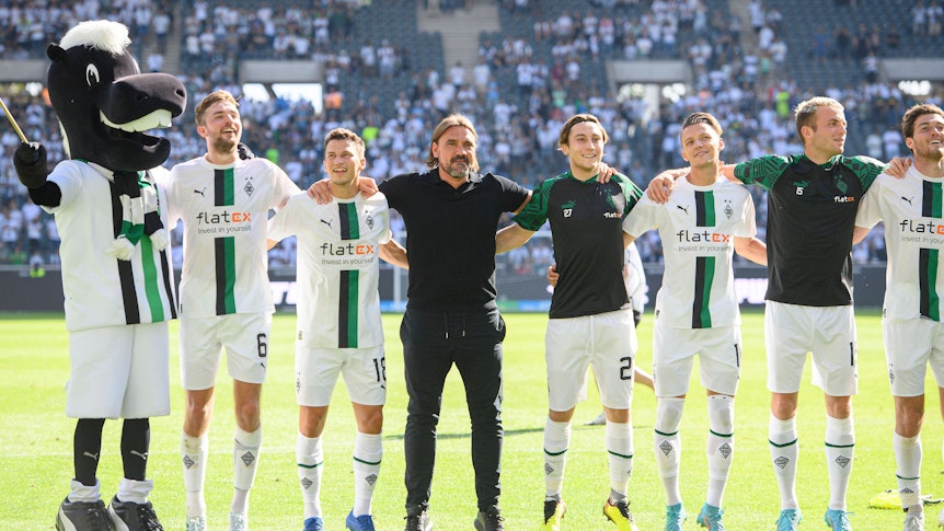 Arm in Arm jubeln die Spieler von Borussia Mönchengladbach mit Trainer Daniel Farke (3.v.l.) am 6. August 2022 nach dem Bundesliga-Sieg gegen die TSG Hoffenheim.