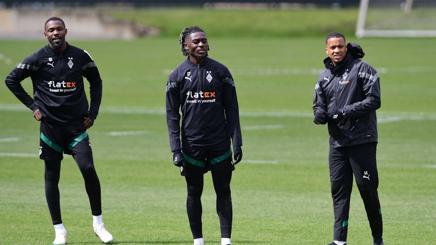 Marcus Thuram, Manu Koné und Alassane Plea (v. l. n. r.) beim Training von Borussia Mönchengladbach am 13. April 2023. Thuram und Plea werden im Bundesliga-Auswärtsspiel bei Borussia Dortmund (13. Mai) fehlen, auch Koné droht auszufallen.