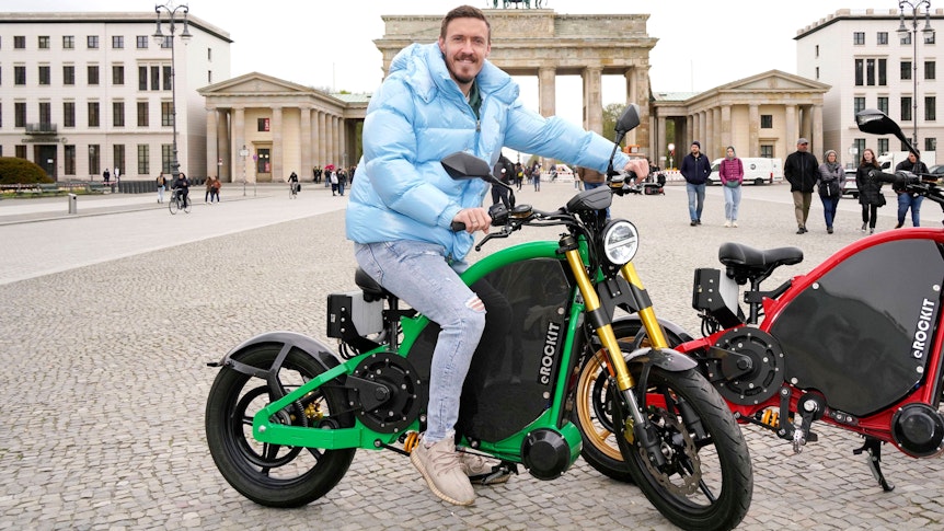 Max Kruse, hier beim Fototermin mit „eROCKIT“-Fahrzeugen am Brandenburger Tor am 25. April 2023, hofft auf sein baldiges Bundesliga-Comeback.