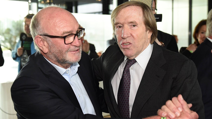 Horst Köppel (l.) und Günter Netzer (r.) begrüßen sich im Rahmen einer Veranstaltung in der Fohlenwelt, dem Vereinsmuseum von Borussia Mönchengladbach, am 5. September 2019.