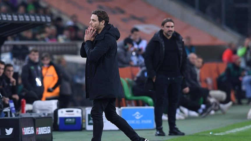 Edin Terzić, Trainer von Borussia Dortmund, schlägt bei der 2:4-Hinspielniederlage bei Borussia Mönchengladbach am 11. November 2022 die Hände vor dem Gesicht zusammen. Im Hintergrund Gladbach-Trainer schaut Daniel Farke dem Spiel zu.
