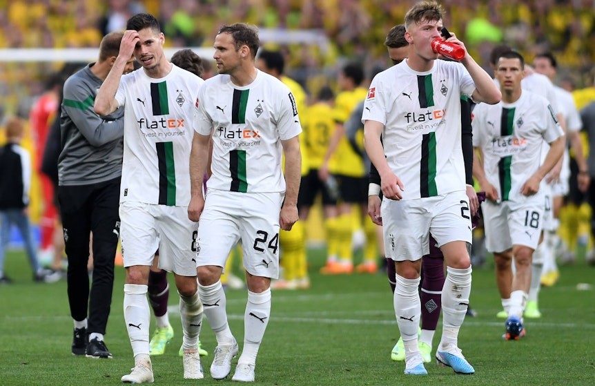 Enttäuschte Gladbach-Profis nach der 2:5-Klatsche im Bundesliga-Topspiel (13. Mai 2023) bei Borussia Dortmund. Zu sehen sind Weigl, Jantschke, Netz und Lainer (v.l.n.r.).