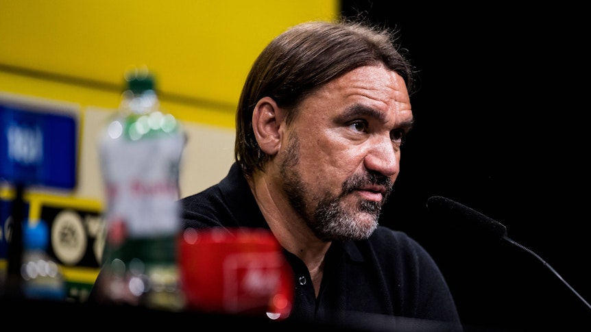 Gladbach-Trainer Daniel Farke ist massiv in die Kritik geraten. Gerüchte, dass er entlassen werden soll, sind bereits da. Hier ist der 46-Jährige nach der Fohlen-Klatsche (2:5) im Bundesliga-Topspiel (13. Mai 2023) bei Borussia Dortmund zu sehen. Farke spricht während einer Pressekonferenz.