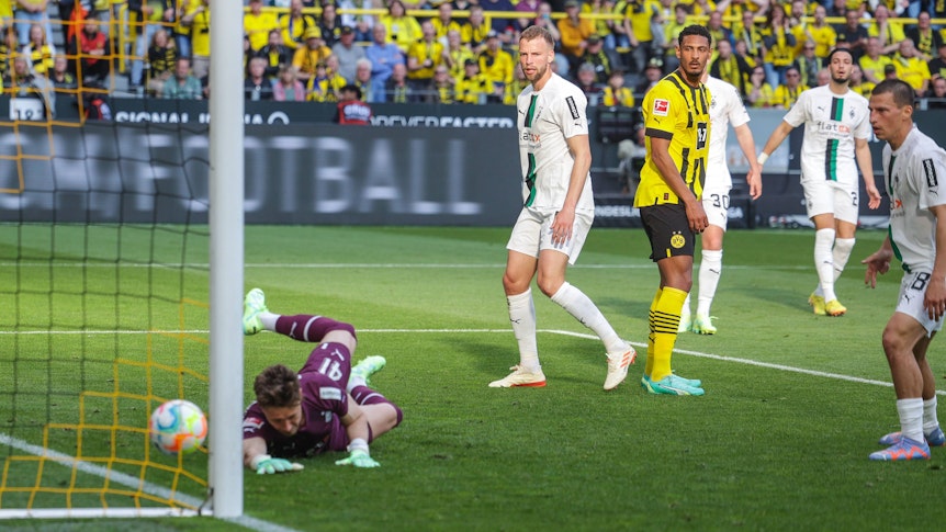 Bitterer Abend für Borussia Mönchengladbach! Bei Borussia Dortmund kam die Elf vom Niederrhein am Samstag (13. Mai 2023) mit 2:5 unter die Räder. Das Foto zeigt Keeper Jan Olschowsky (l.) und die Verteidiger Stefan Lainer (r.) und Marvin Friedrich (2. v. l) beim 0:3 durch Sebastien Haller (Mitte).