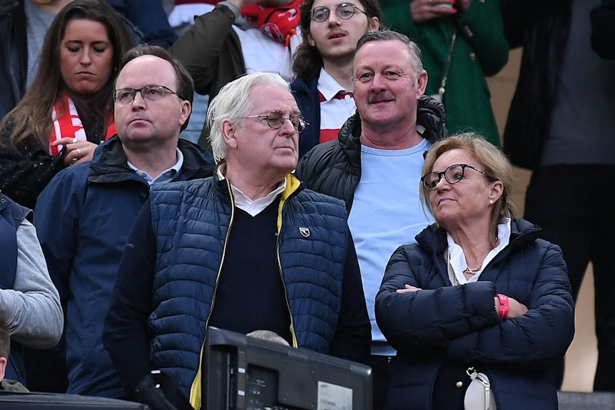 Gladbach-Manager Roland Virkus (rechts, obere Bildhälfte) ist gemeinsam mit Borussias Scouting-Chefkoordinator Mario Vossen (links, obere Bildhälfte) am Freitag (12. Mai 2023) im Kölner Stadion das Bundesliga-Duell zwischen dem FC und Hertha BSC angeschaut. Beide Borussen schauen Richtung Spielfeld.