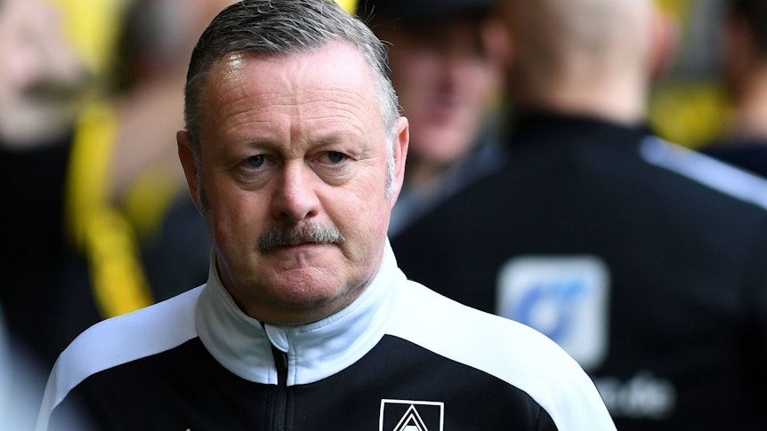 Roland Virkus, Manager von Borussia Mönchengladbach, hat sich am Montag (15. Mai 2023) zu den Gerüchten um eine Entlassung von Trainer Daniel Farke geäußert. Das Foto zeigt ihn am 13. Mai beim Spiel gegen den BVB mit finsterer Miene.