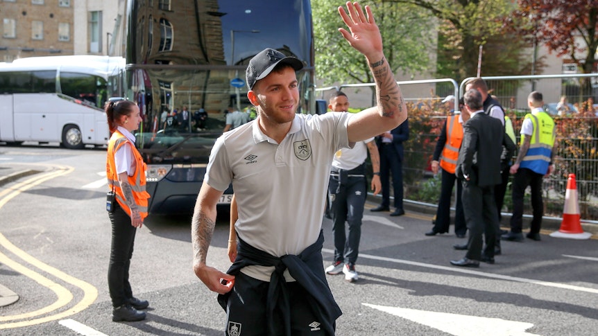 Jordan Beyer, hier im Rahmen einer Aufstiegsparade seines neuen Klubs FC Burnley am 9. Mai 2023, hat sich mit einer emotionalen Videobotschaft von seinem Ex-Klub Borussia Mönchengladbach verabschiedet.