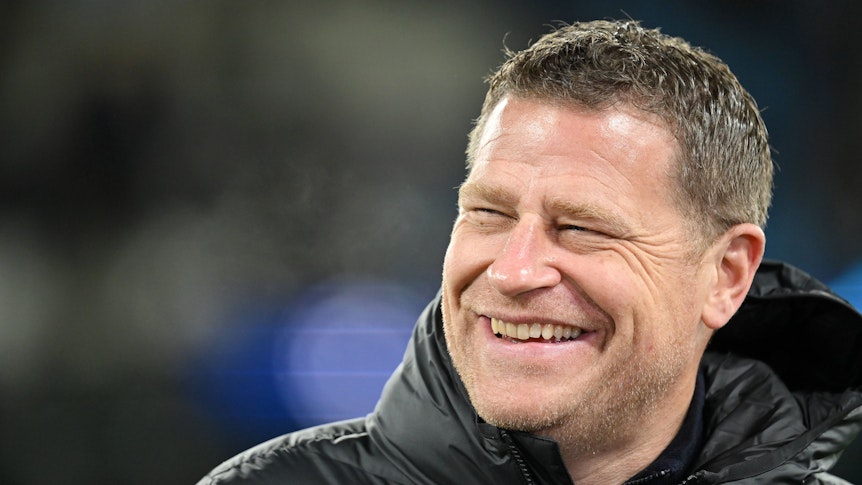 Max Eberl lacht im Rahmen des Champions-League-Spiels von RB Leipzig bei Manchester City am 14. März 2023.