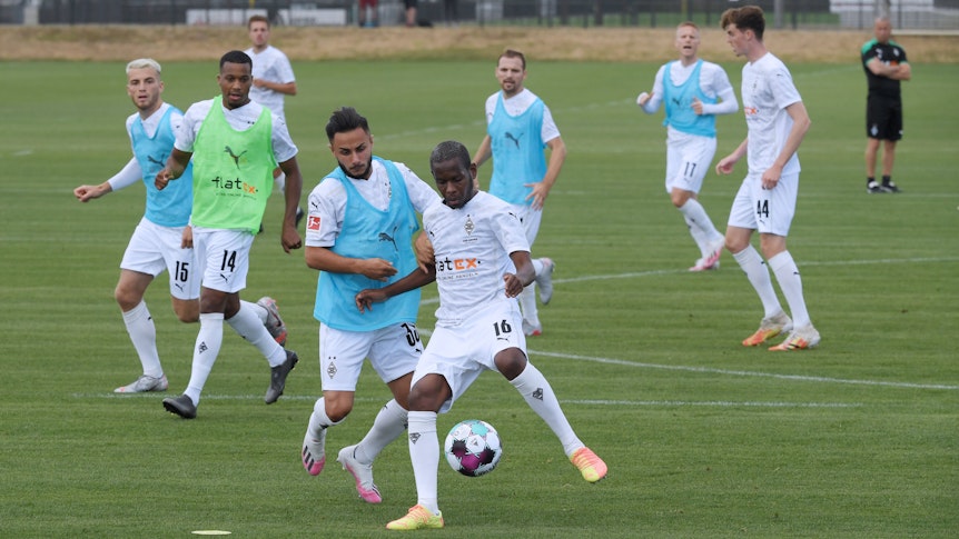 Kaan Kurt bestreitet am 4. August 2020 einen Zweikampf mit Ibrahima Traoré (Nummer 16) im Training in Borussia Mönchengladbach.