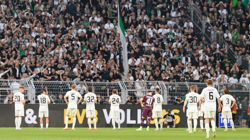 Die Spieler von Borussia Mönchengladbach stehen nach der Auswärtsniederlage bei Borussia Dortmund vor dem Gästeblock mit den mitgereisten Fans.