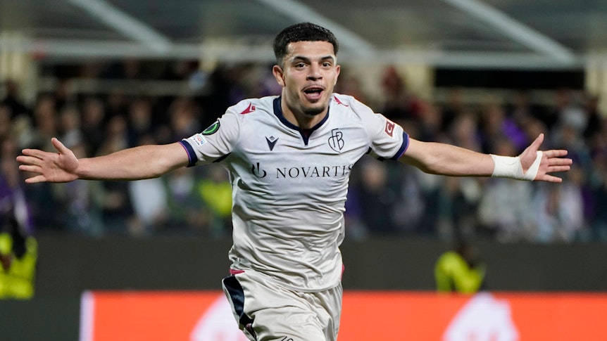 Zeki Amdouni bejubelt beim Conference-League-Spiel des FC Basel bei der AC Florenz am 11. Mai 2023 das Siegtor in der Nachspielzeit.