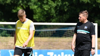 Andreas „Zecke“ Neuendorf (r.) spricht am 3. Juli 2021 mit Luca Netz, damals Spieler von Hertha BSC.