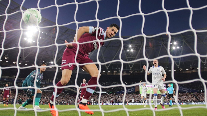 Treffsicher auch gegen große Gegner! Hugo Cuypers (in weiß) trifft im Conference-League-Spiel von KAA Gent gegen Premier-League-Klub West Ham United am 20. April 2023.