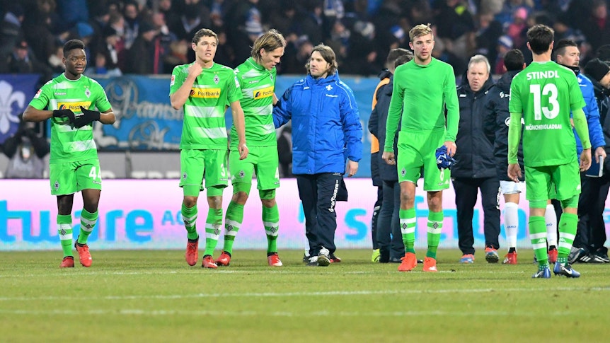 Ba-Muaka Simakala (l.) nach seinem ersten und einzigen Bundesliga-Spiel für Borussia Mönchengladbach am 21. Januar 2017 bei Darmstadt 98.