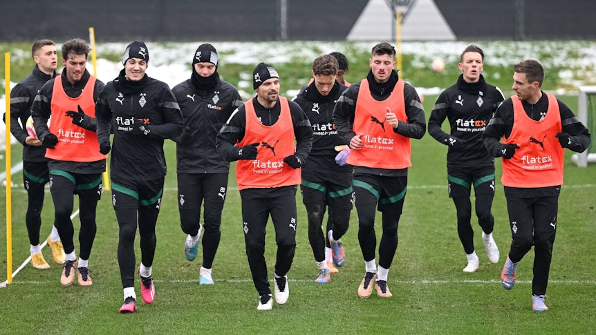 Die Spieler von Borussia Mönchengladbach laufen im Training am Borussia-Park eine Runde.