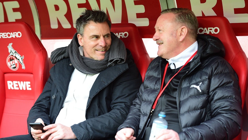 Steffen Korell (l.) und Roland Virkus beim Auswärtsspiel von Borussia Mönchengladbach beim 1. FC Köln am 2. April 2023 auf der Ersatzbank.