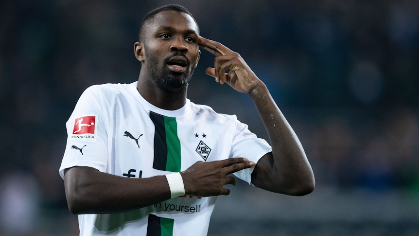 Gladbach-Profi Marcus Thuram bejubelt einen Treffer für die Borussia. Hier ist der Stürmer am 17. März 2023 im Borussia-Park zu sehen. Thuram macht die Strong-Mind-Geste-