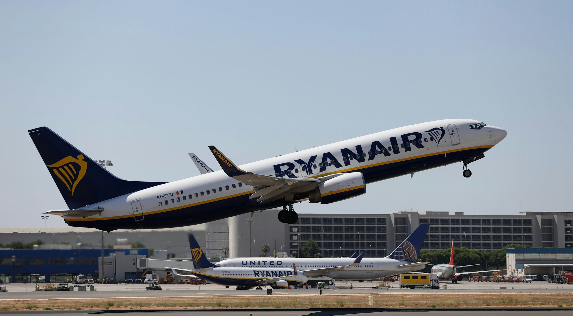 Eine Maschine der Fluggesellschaft Ryanair hebt auf demFlughafen in Palma de Mallorca ab, hier im Juli 2022.