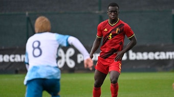 Verteidiger Ibrahim Digberekou hat bei Borussia Mönchengladbach einen Profivertrag unterschrieben. Auf diesem Foto ist der Belgier im U17-Länderspiel gegen Norwegen am 6. Oktober 2021 zu sehen. Er hat den Ball am rechten Fuß.
