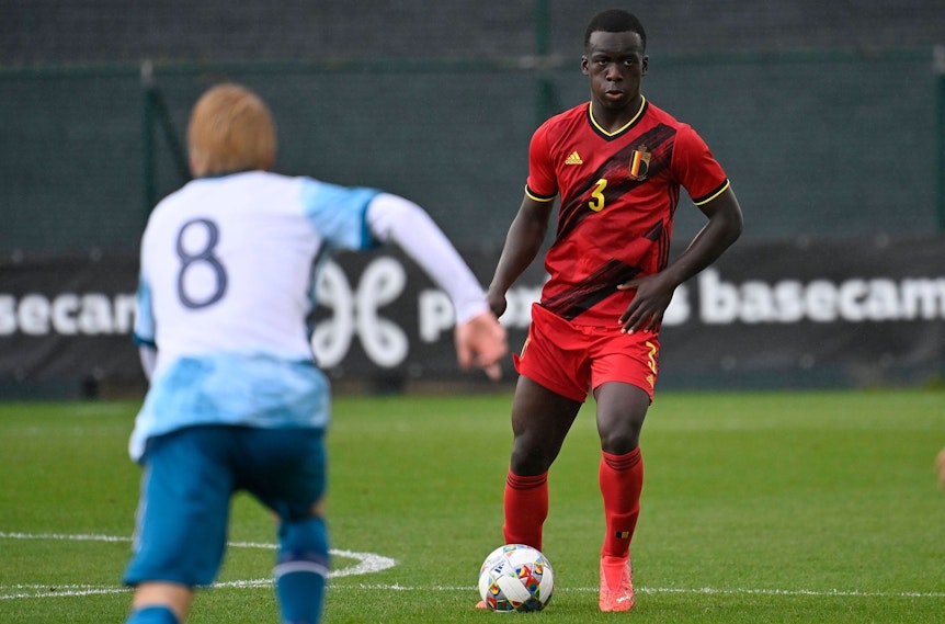 Verteidiger Ibrahim Digberekou hat bei Borussia Mönchengladbach einen Profivertrag unterschrieben. Auf diesem Foto ist der Belgier im U17-Länderspiel gegen Norwegen am 6. Oktober 2021 zu sehen. Er hat den Ball am rechten Fuß.