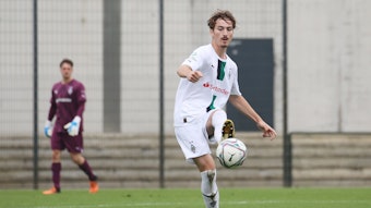 Tony Reitz, Bruder von Gladbach-Profi Rocco Reitz, hat bei Borussia Mönchengladbach seinen Vertrag verlängert. Auf diesem Foto ist der Mittelfeldspieler am 20. August 2022 im Borussia-Park zu sehen. Er spielt den Ball mit dem linken Fuß.