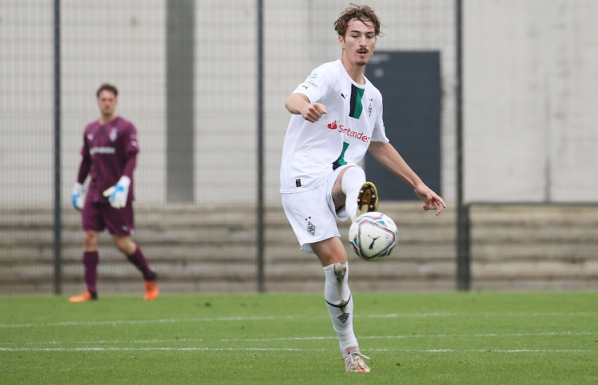 Tony Reitz, Bruder von Gladbach-Profi Rocco Reitz, hat bei Borussia Mönchengladbach seinen Vertrag verlängert. Auf diesem Foto ist der Mittelfeldspieler am 20. August 2022 im Borussia-Park zu sehen. Er spielt den Ball mit dem linken Fuß.