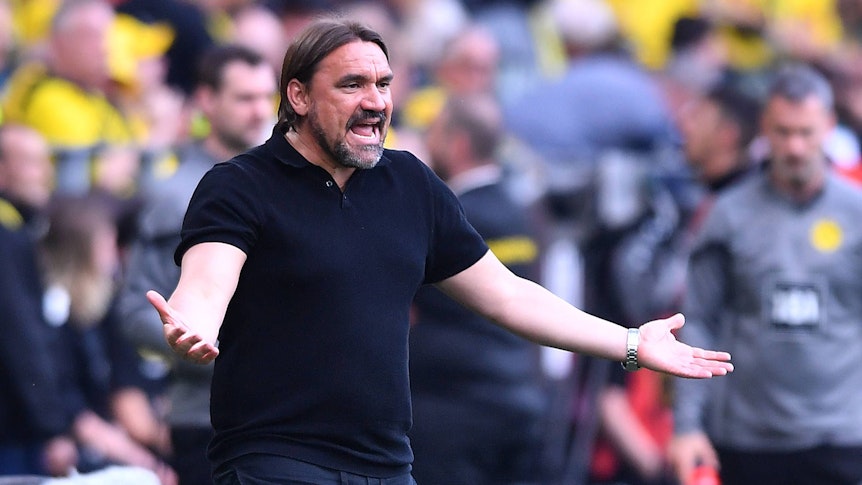 Daniel Farke aufgebracht! Das Foto zeigt den Trainer von Borussia Mönchengladbach mit beiden Armen gestikulierend beim Bundesliga-Spiel gegen Borussia Dortmund am 13. Mai 2023.