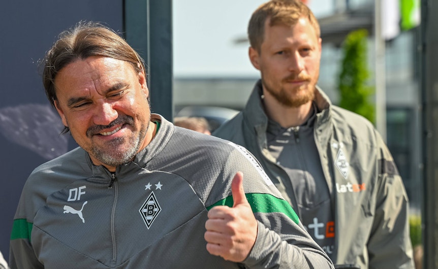 Daniel Farke, Trainer von Borussia Mönchenglabach, hier zu sehen am 18. Mai 2023 auf dem Weg zum Trainingsgelände im Borussia-Park. Daniel Farke macht die Daumen-Hoch-Geste.