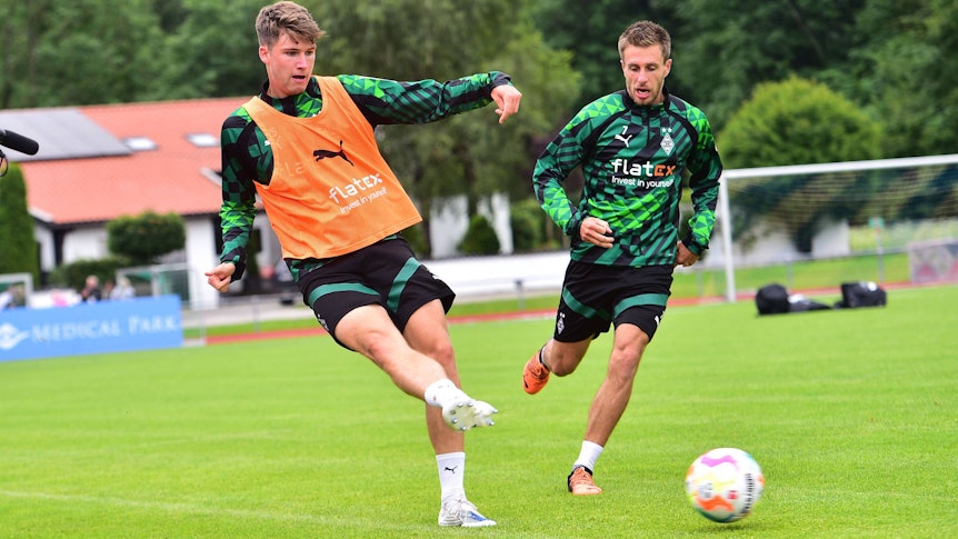 U23-Innenverteidiger Tom Gaal (l.) verlässt Borussia Mönchengladbach im Sommer 2023. Das Foto zeigt ihn gemeinsam mit Patrick Herrmann im Profi-Trainingslager am 8. Juli 2022 in Rottach-Egern.