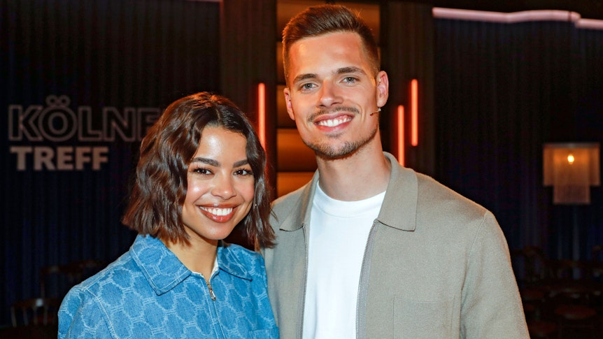 Julian Weigl, Profi von Borussia Mönchengladbach, ist mit seiner Frau Sarah Richmond zu Gast in der WDR-TV-Talkrunde Kölner Treff gewesen. Die Sendung ist am 17. Mai 2023 aufgezeichnet und am 19. Mai ausgestrahlt worden. Die beiden lächeln.