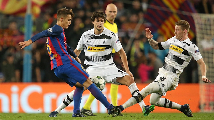 Die Ex-Gladbach-Stars André Hahn (r.) und Tobias Strobl (M.). Hier zu sehen im Champions-League-Duell der Borussia mit dem FC Barcelona am 6. Dezember 2016 im Stadion Camp Nou (Spanien). Die beiden sind im Zweikampf mit Denis Suarez.