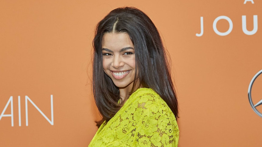 Die Journalistin und Moderatorin Sarah Richmond, hier zu sehen am 18. Januar 2023 in Berlin, ist mit Gladbach-Profi Julian Weigl verheiratet. Sie lächelt in die Kamera.