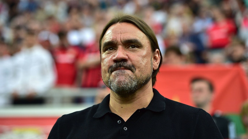 Daniel Farke, Trainer von Borussia Mönchengladbach, hier zu sehen an der Seitenlinie während der Bundesliga-Partie (21. Mai 2023) bei Bayer Leverkusen. Farke sieht angespannt aus.