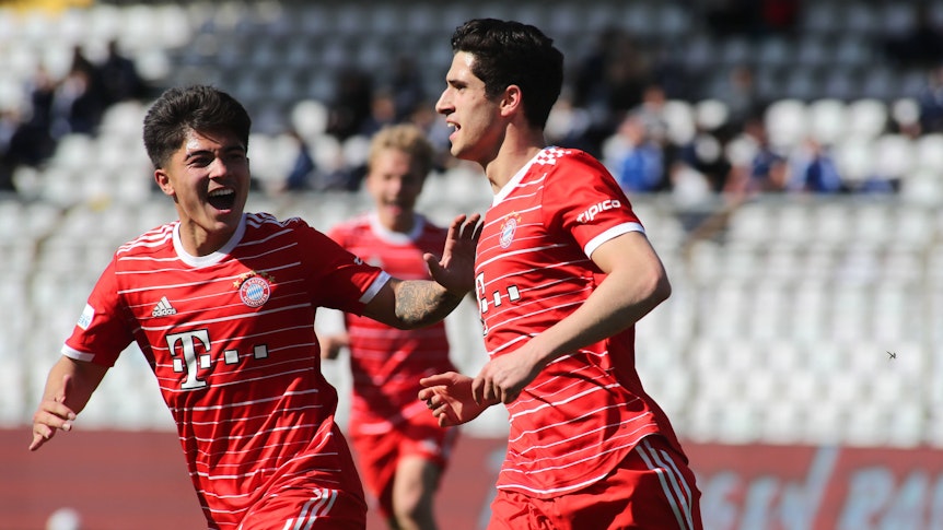 Grant-Leon Ranos (r.) jubelt mit Angelo Brückner.