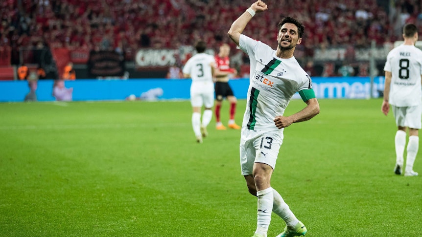 Bayer 04 Leverkusen und Borussia Mönchengladbach haben sich am Sonntag (21. Mai 2023) mit 2:2 voneinander getrennt. Das Foto zeigt Kapitän Lars Stindl beim Jubel.