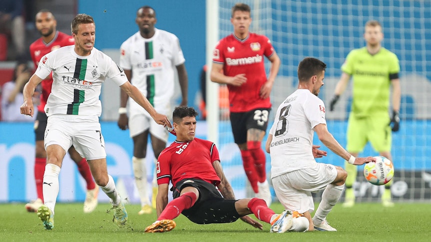 Hartes Foulspiel. Piero Hincapie von Bayer Leverkusen (M.) foult am 21. Mai 2023 Julian Weigl von Borussia Mönchengladbach.