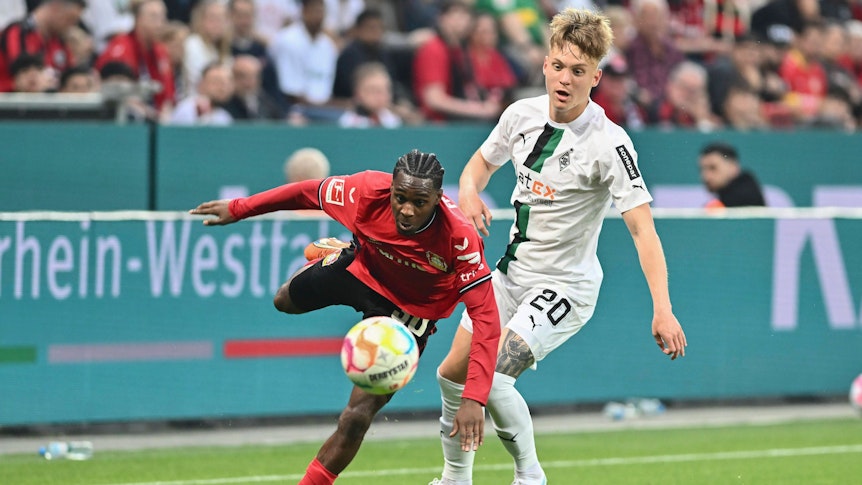 Luca Netz von Borussia Mönchengladbach (r.) am 21. Mai 2023 im Zweikampf mit Jeremy Frimpong von Bayer Leverkusen.