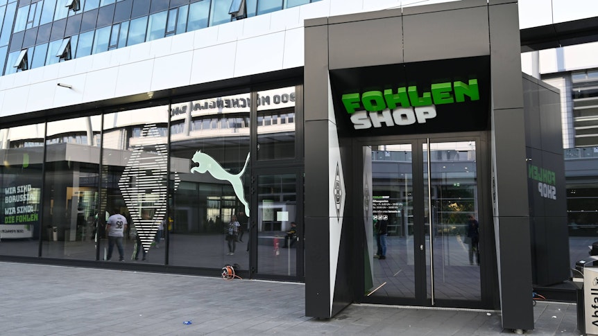 Der Fanshop von Borussia Mönchengladbach im Borussia-Park. Dieses Foto zeigt das Klub-Gebäude am 18. Mai 2019. Zu sehen sind das Logo des Klubs und das von Ausrüster Puma.