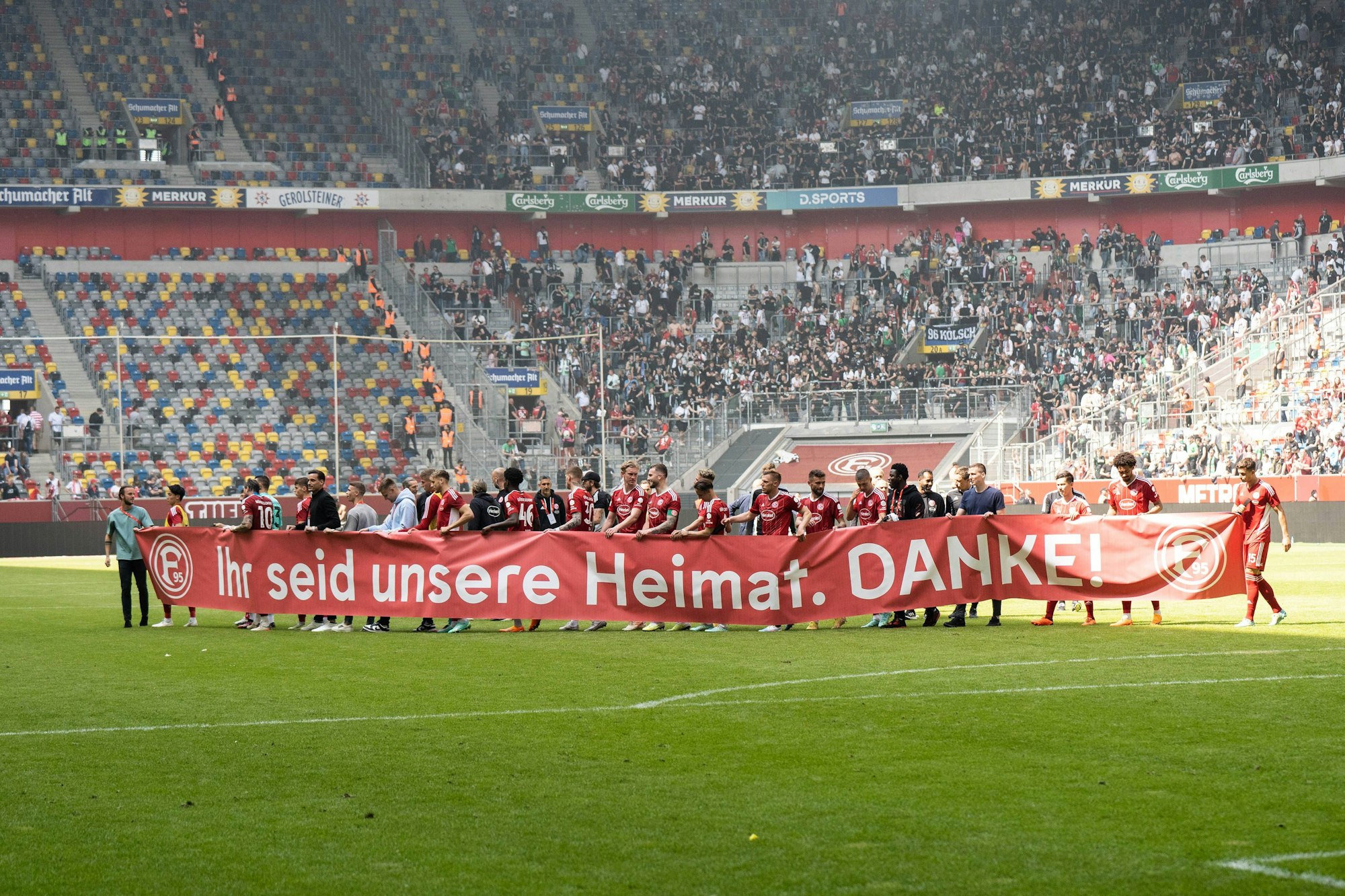 Die Spieler von Fortuna Düsseldorf bedanken sich bei ihren Zuschauern mit einem Banner mit der Aufschrift „Ihr seid unsere Heimat. DANKE!“