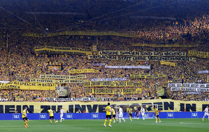 Fans von Borussia Dortmund protestieren beim Bundesligaspiel gegen Borussia Mönchengladbach (13. Mai 2023) mit zahlreichen Bannern auf der Südtribüne im Signal-Iduna-Park gegen den geplanten DFL-Investoreneinstieg.