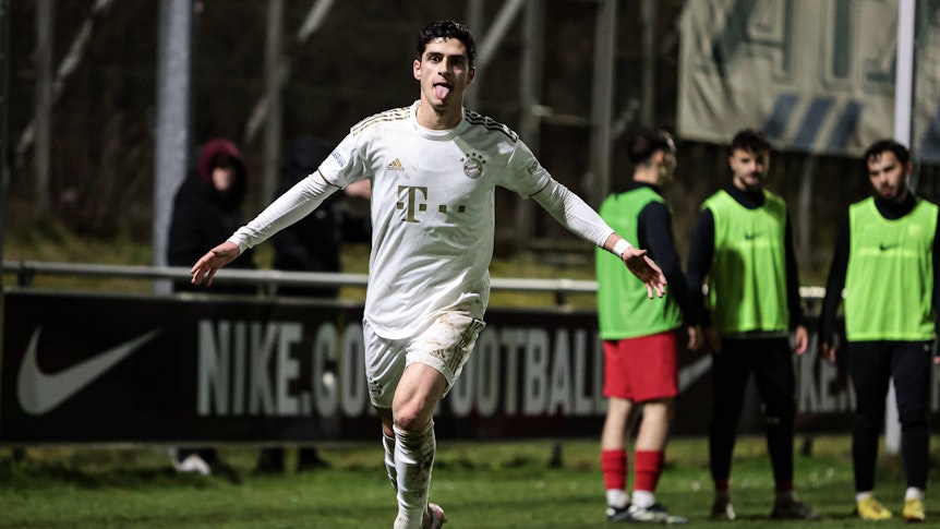 Grant-Leon Ranos bejubelt am 31. März 2023 beim Sieg der Zweitvertretung von Bayern München in Heimstetten einen Treffer.