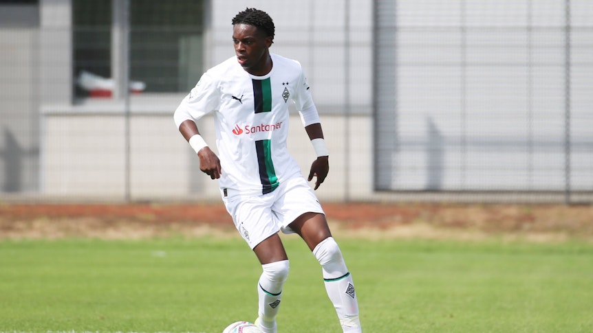 Winsley Boteli am 20. August 2022 beim Spiel der U17 von Borussia Mönchengladbach gegen den SC Paderborn.