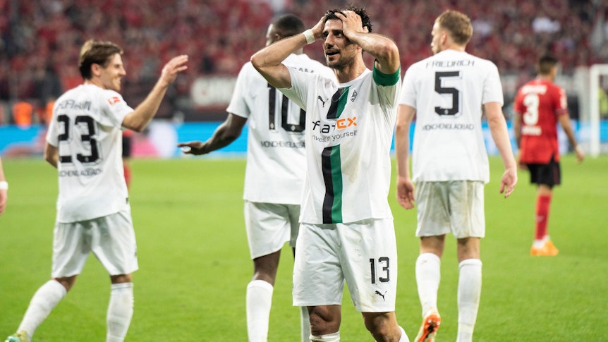 Lars Stindl wird nach seinem Treffer zum 2:2 für Borussia Mönchengladbach bei Bayer Leverkusen am 21. Mai 2023 von den Gladbach-Fans gefeiert, die Rührung ist ihm ins Gesicht geschrieben.