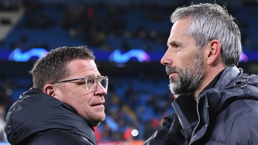 Ex-Gladbach-Manager Max Eberl (l.) und Ex-Borussia-Coach Marco Rose (r.). Beide sind nun bei RB Leipzig unter Vertrag. Das Foto zeigt Eberl und Rose am Rande des Champion-League-Duells bei Manchester City (14. März 2023). Eberl schaut zu Rose.