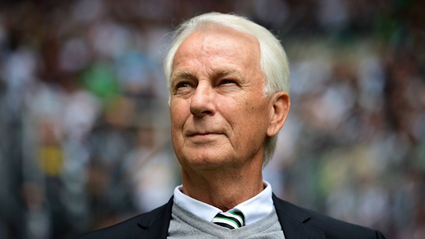 Rainer Bonhof, Vizepräsident von Borussia Mönchengladbach, schaut am 6. Mai 2023 im Borussia-Park lächelnd in die Ferne.