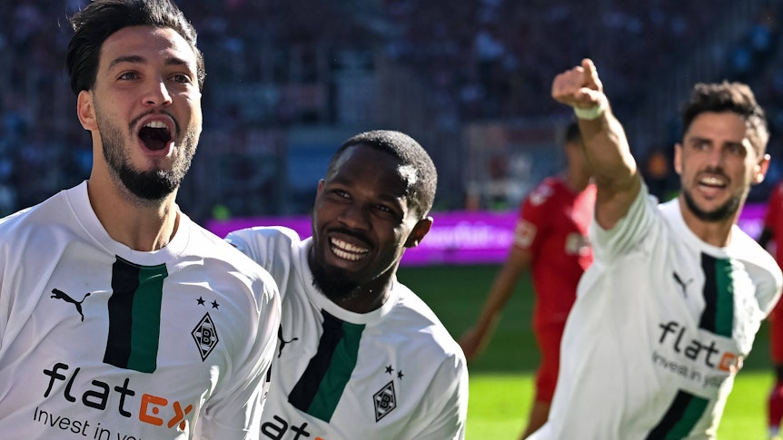 Ramy Bensebaini, Marcus Thuram und Lars Stindl von Borussia Mönchengladbach am 9. Oktober 2022 beim Torjubel gegen den 1. FC Köln.