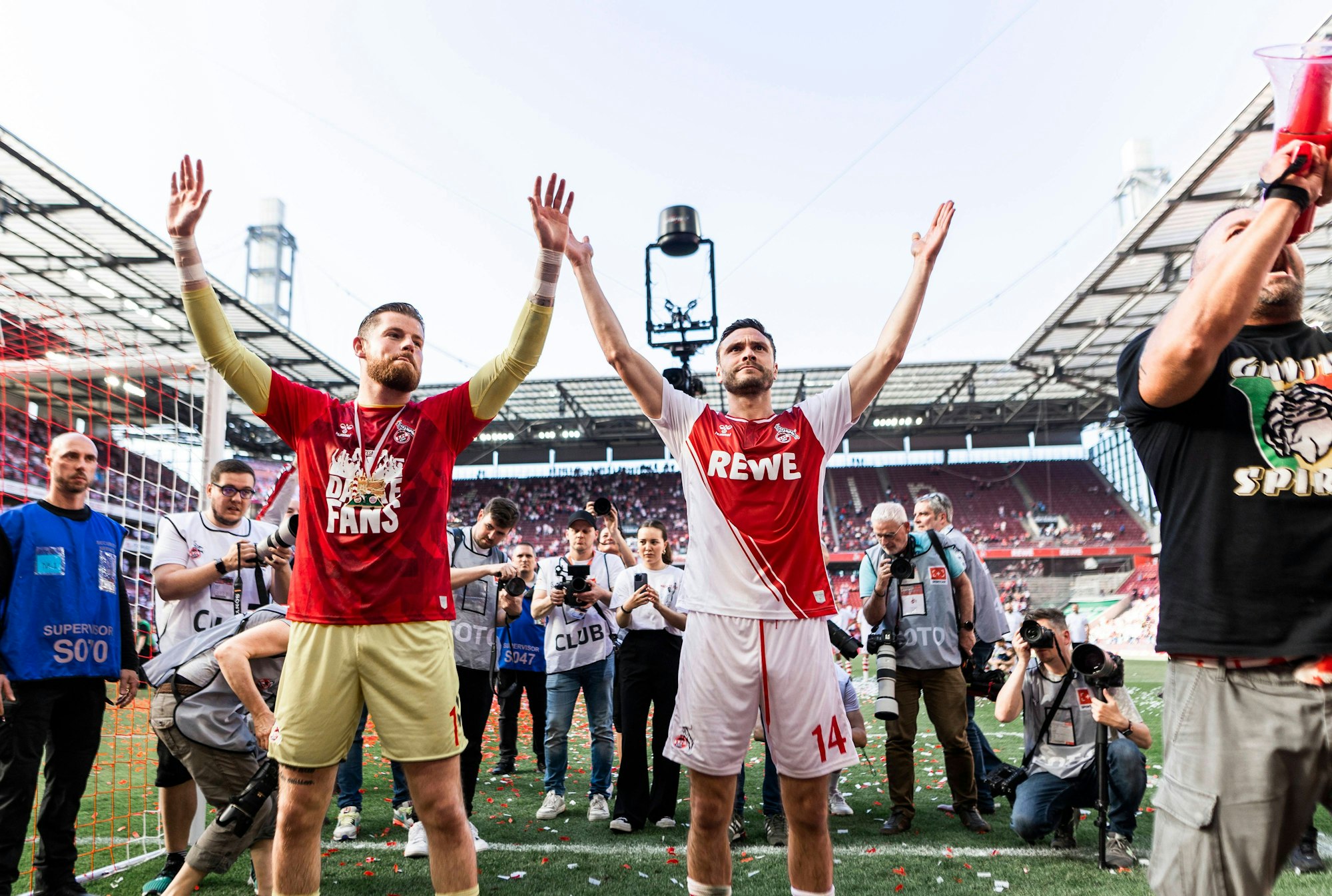 Timo Horn und Jonas Hector feiern mit den Fans des 1. FC Köln.